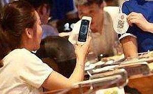 餐厅扫二维码打赏:服务员小费月收两三千