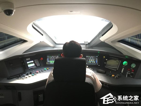 "复兴号"驾驶室