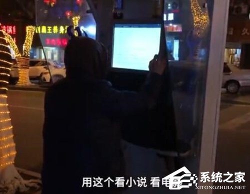 网曝重庆一男子魔改路边电话亭打游戏”