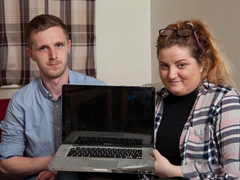 MacBook Pro�ڼ��г�磬ȴ��è�������ˣ�