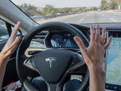 ��˹������Autopilot8.1ϵͳ���Զ�Ѳ�����ٽ�����128����/Сʱ