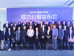 ־ͬ���ϣ�С���밢��Ͱ�һ����ٻ���ս