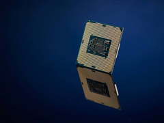 ���ڵȵ��ˣ�Intel 10nm��U i7-8559U���ع�