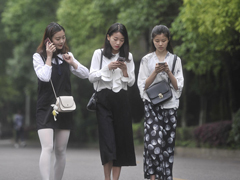 ����3��Ů��ѧ��Ϊͬѧ�ṩ������� ����Ϊ������Ů���š�