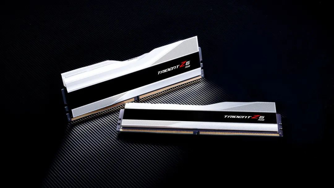 ֥չʾ DDR5-8200 Ƶڴ棬2x24GB 
